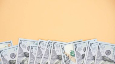 Zenginliği ve bolluğu temsil eden Amerikan dolarlarının geçmişi. Sarıya izole edilmiş para, finans endüstrisi kavramları ve iş reklamları için ideal. Metnin için mükemmel..