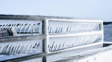 Muhteşem Donmuş Göl Sahnesine Bakan Güzel Buz Sarkıtları Metal korkuluklardan sarkıyor.