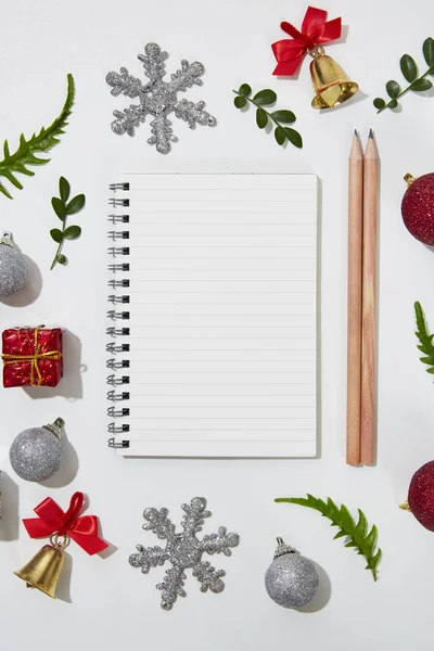 Noel Dekorasyon Merkezi beyaz Background.Flat Lay, üstten görünüm üzerinde boş kağıt ile