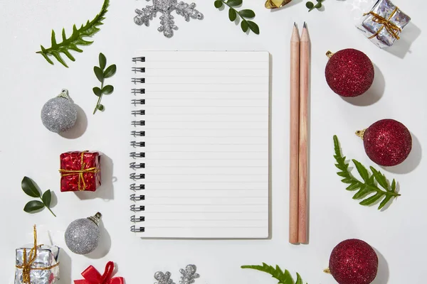Noel Dekorasyon Merkezi beyaz Background.Flat Lay, üstten görünüm üzerinde boş kağıt ile