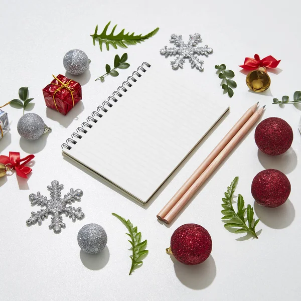 Noel Dekorasyon Merkezi beyaz Background.Flat Lay, üstten görünüm üzerinde boş kağıt ile