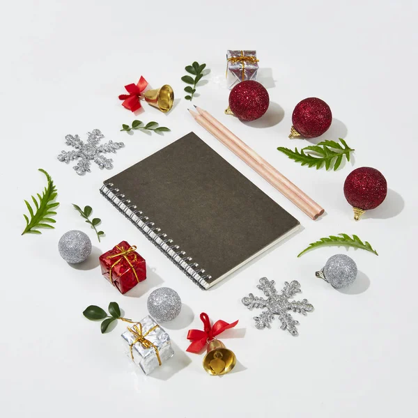 Noel Dekorasyon Merkezi beyaz Background.Flat Lay, üstten görünüm üzerinde boş kağıt ile