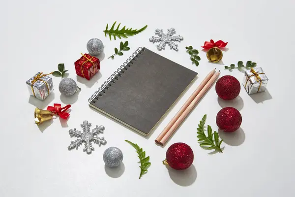 Noel Dekorasyon Merkezi beyaz Background.Flat Lay, üstten görünüm üzerinde boş kağıt ile