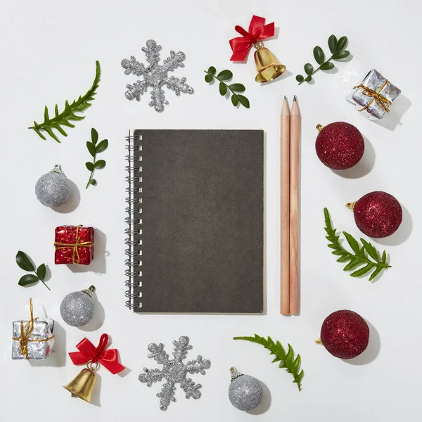 Noel Dekorasyon Merkezi beyaz Background.Flat Lay, üstten görünüm üzerinde boş kağıt ile