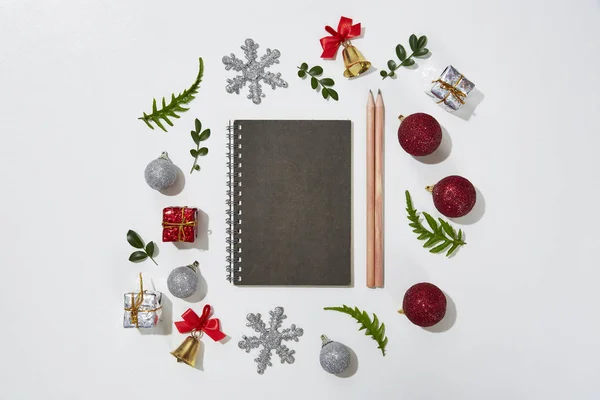 Noel Dekorasyon Merkezi beyaz Background.Flat Lay, üstten görünüm üzerinde boş kağıt ile
