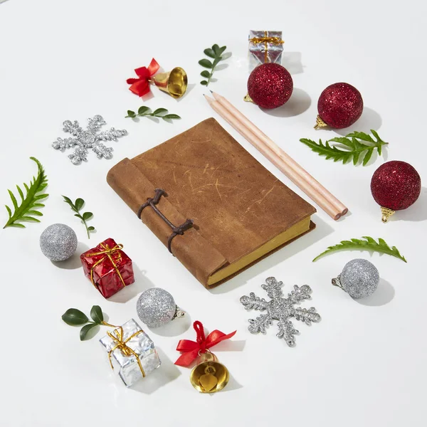 Noel Dekorasyon Merkezi beyaz Background.Flat Lay, üstten görünüm üzerinde boş kağıt ile