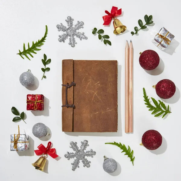 Noel Dekorasyon Merkezi beyaz Background.Flat Lay, üstten görünüm üzerinde boş kağıt ile