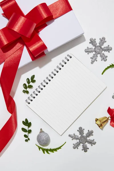 Noel Dekorasyon Merkezi beyaz Background.Flat Lay, üstten görünüm üzerinde boş kağıt ile