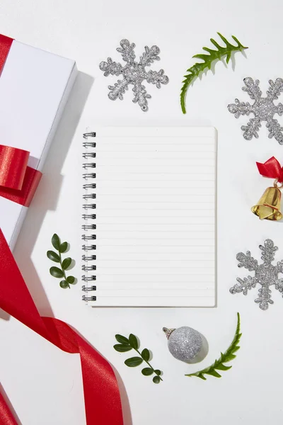 Noel Dekorasyon Merkezi beyaz Background.Flat Lay, üstten görünüm üzerinde boş kağıt ile