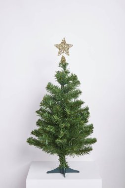 Noel ağacı kavramı iç oda dekorasyonu beyaz arka plan üzerinde ile.