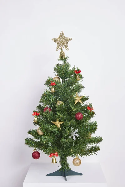 Noel ağacı kavramı iç oda dekorasyonu beyaz arka plan üzerinde ile.