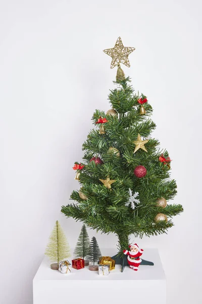 Noel ağacı kavramı iç oda dekorasyonu beyaz arka plan üzerinde ile.
