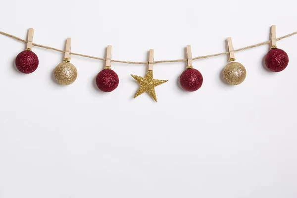 Decoración Navidad Colgando Con Bata Sobre Fondo Blanco Lay Plano — Foto de Stock