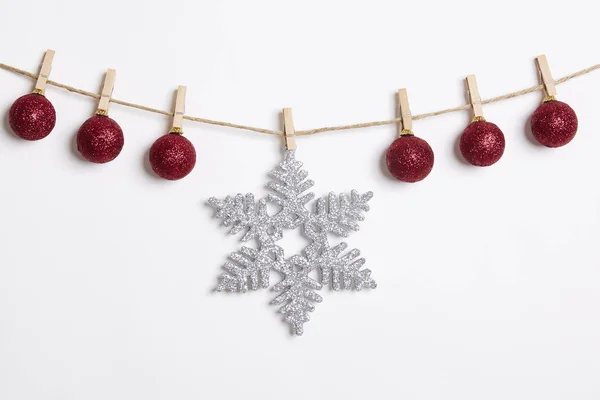 クリスマスの装飾のローブと掛かっている白 Background Flat トップ ビュー — ストック写真