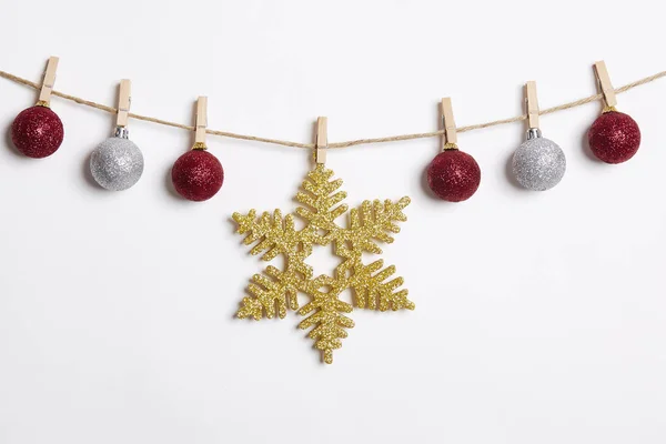 Decoración Navidad Colgando Con Bata Sobre Fondo Blanco Lay Plano —  Fotos de Stock