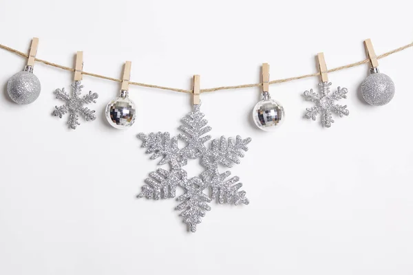 Kerstdecoratie Opknoping Met Mantel Witte Background Flat Lay Bovenaanzicht — Stockfoto