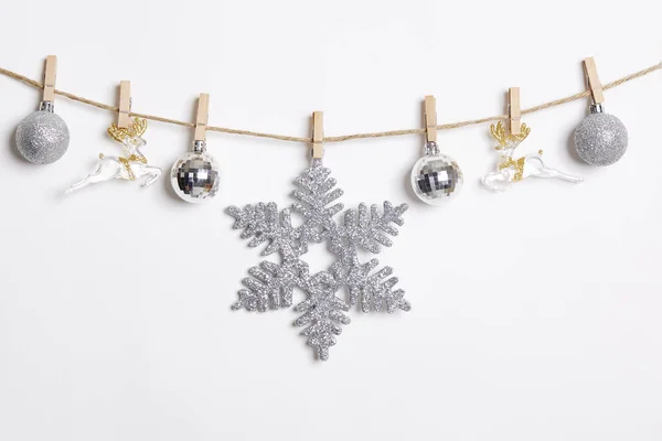 Kerstdecoratie Opknoping Met Mantel Witte Background Flat Lay Bovenaanzicht — Stockfoto