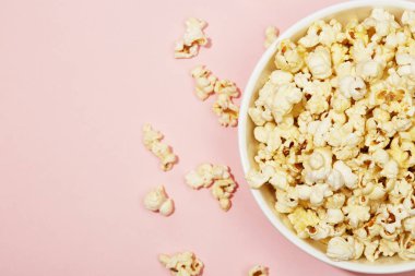 Klasik çizgili kutusunda patlamış mısır dolu