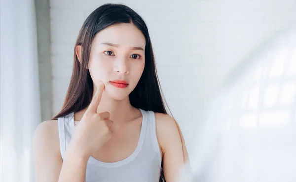 Jovem Ásia Mulher Espremer Acne Problema Rosto Olhando Para Espelho — Fotografia de Stock