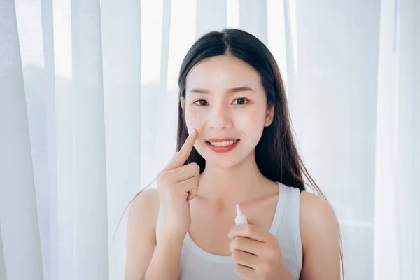 Beauté Asiatique Femme Utilisation Acné Gel Soins Peau Après Nettoyage — Photo