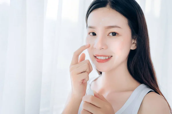 Beauté Asiatique Femme Utilisation Acné Gel Soins Peau Après Nettoyage — Photo