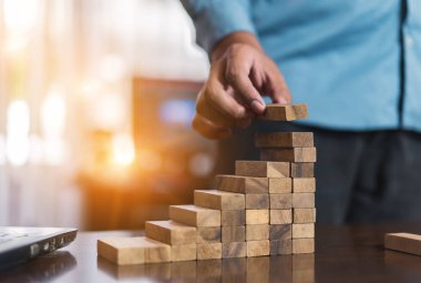 El ahşap blok önce çekerek işadamı başarısız evde tower binasında ve örtüsü değiştirmek, seçim iş tehlikeli proje planı başarısızlık inşaat riske