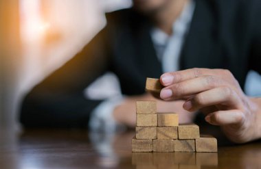 İşadamı planlama ve strateji ahşap koyarak engeller tehlike tower challenge oyunu bina inşaat yığını kontrol korumak ofiste risk ya da başarı proje eller.