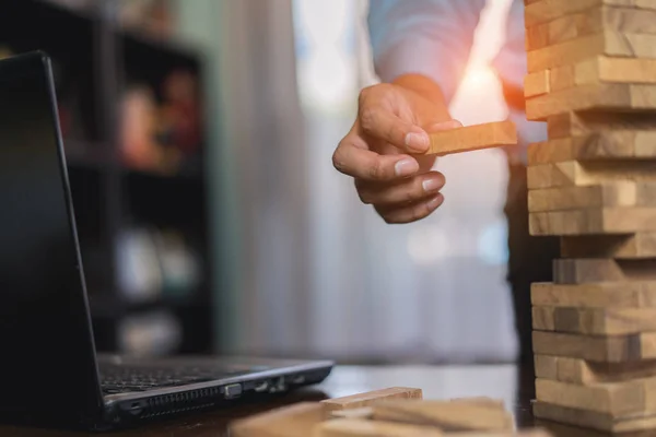 Mano Uomo Affari Tirando Blocco Legno Prima Fallire Sulla Costruzione — Foto Stock