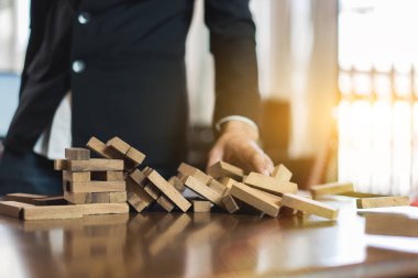 El ahşap blok çekerek işadamı başarısız evde tower binasında ve örtüsü değiştirmek, seçim iş tehlikeli proje planı başarısızlık inşaat, seçici blok ahşap riske