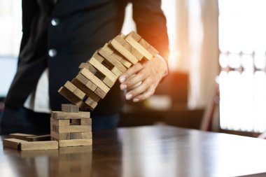 El ahşap blok çekerek işadamı başarısız evde tower binasında ve örtüsü değiştirmek, seçim iş tehlikeli proje planı başarısızlık inşaat, seçici blok ahşap riske