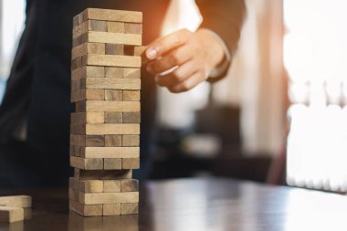 İşadamı önce ahşap blok çekme evde tower binasında başarısız ve değiştirmek, seçim iş tehlikeli proje planı başarısızlık inşaat riske