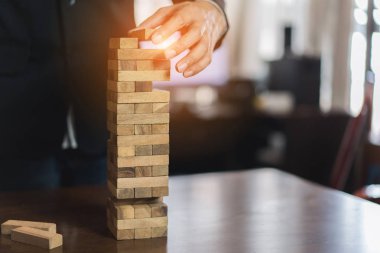 İşadamı önce ahşap blok çekme evde tower binasında başarısız ve değiştirmek, seçim iş tehlikeli proje planı başarısızlık inşaat riske