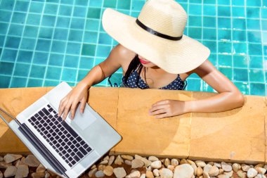Kadın bikini Yüzme Havuzu resort Edge, dizüstü bilgisayar boş ekran kullanma