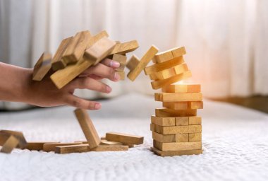 Genç adam ahşap blok çekerek başarısız evde tower binasında ve örtüsü değiştirmek, seçim iş tehlikeli proje planı başarısızlık inşaat riske 
