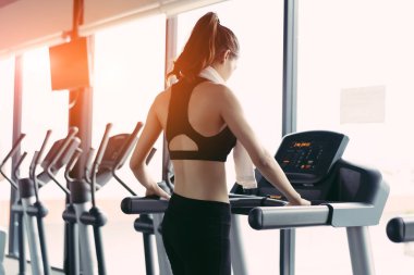 Kilo kaybı makineyi ile aerobik ince ve sert için sabahları sağlıklı duruma kadın fitness salonunda egzersiz koşma koşu bandı kardiyo egzersiz.