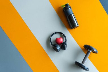 Sevgili egzersiz egzersiz donanımları spor salonu fitness eğitim spor halter, kulaklık, protein shake sağlıklı yaşam tarzı, sakin ol üstten görünüm kopya alanı sola vücut geliştirme.