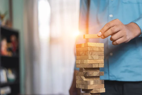 Mano Uomo Affari Tirando Blocco Legno Prima Fallire Sulla Costruzione — Foto Stock