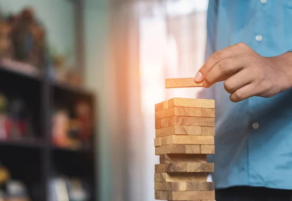 Mano Uomo Affari Tirando Blocco Legno Prima Fallire Sulla Costruzione — Foto Stock