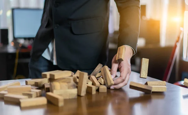 Mano Dell Uomo Affari Tirando Blocco Legno Fallire Sulla Torre — Foto Stock