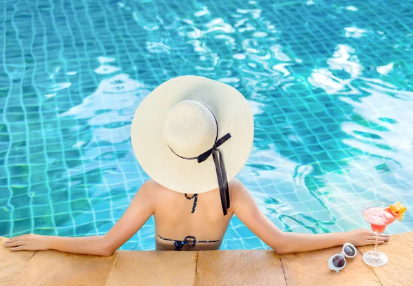 Mulher Biquíni Piscina Relaxante Com Coquetel Óculos Sol Jovem Asiática — Fotografia de Stock