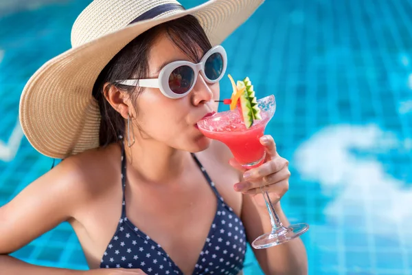 Biquíni Mulher Asiática Piscina Relaxante Beber Coquetel Suco Com Óculos — Fotografia de Stock