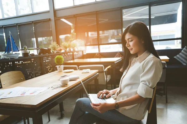 Freelancer Mujer Asiática Que Trabaja Con Computadora Portátil Digital Tecleando — Foto de Stock