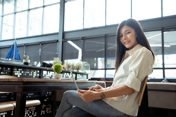 Feliz Freelancer Mulher Asiática Trabalhando Usando Computador Portátil Digital Digitando — Fotografia de Stock