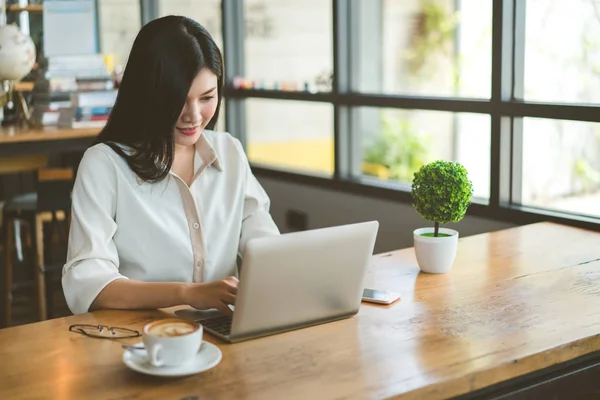 Freelancer Mujer Asiática Trabajo Usando Computadora Portátil Digital Beber Café — Foto de Stock