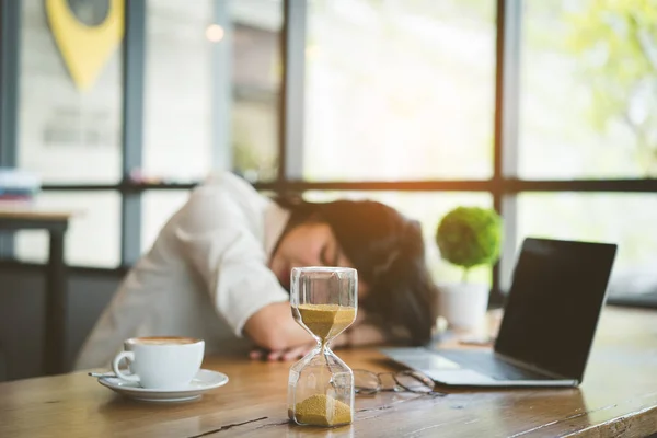 Freelancer Asiático Empresária Cansado Depois Trabalhar Café Dela Dormindo Mesa — Fotografia de Stock