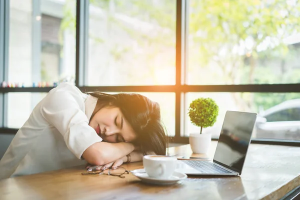 Freelancer Mujer Negocios Asiática Cansada Después Trabajar Cafetería Durmiendo Mesa — Foto de Stock