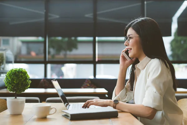 Freelancer Mujer Asiática Hablando Con Teléfono Inteligente Sobre Trabajo Usando — Foto de Stock