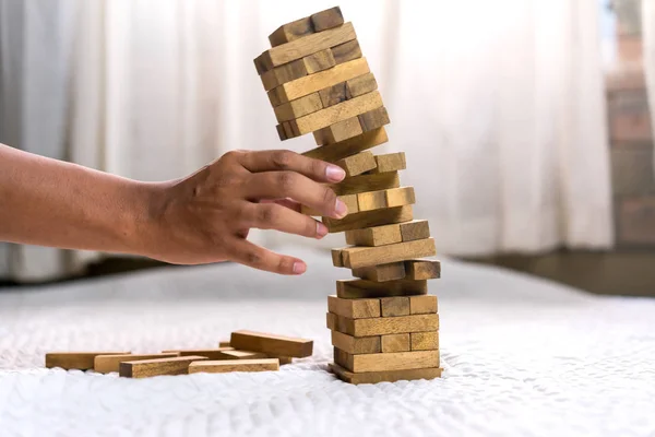 Giovane Uomo Tirando Fuori Blocco Legno Non Riescono Costruire Torre — Foto Stock