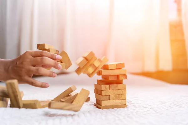 Mano Tirare Blocco Legno Fallire Sulla Torre Costruzione Casa Cambio — Foto Stock