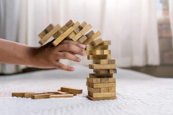 Giovane Uomo Tirando Fuori Blocco Legno Non Riescono Costruire Torre — Foto Stock